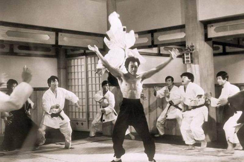 Bruce Lee: See the Impressive Life of a Karate Fighter in the Cinema